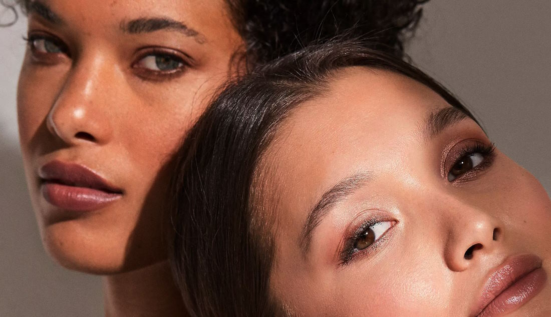 How to Apply Makeup for an Outdoor Event